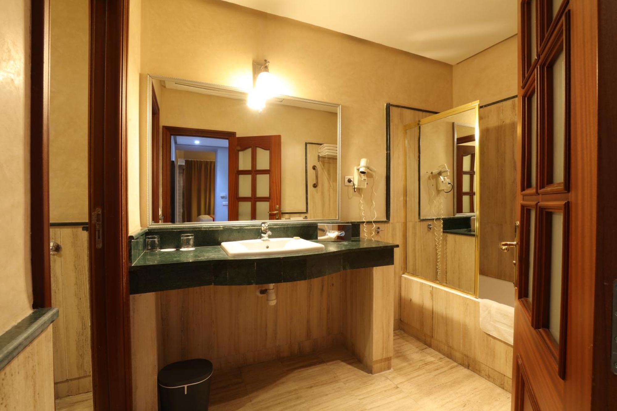 Les Saisons Hotel